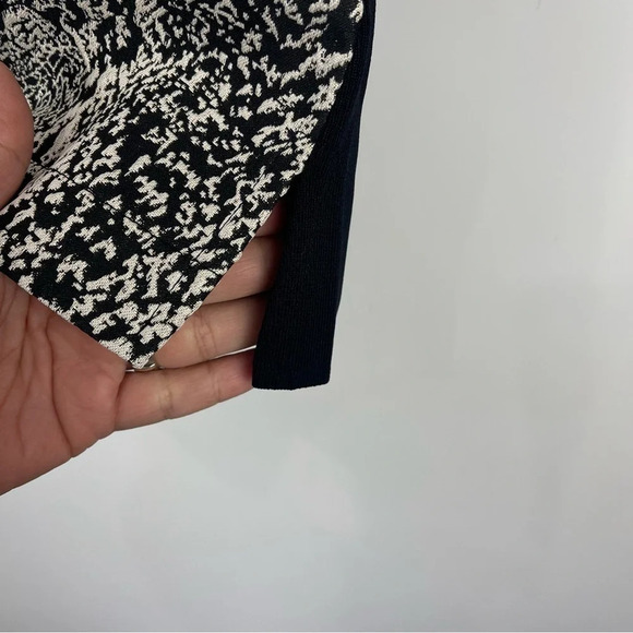 Exclusively Misook Snake Print Sleeveless Blouse Size Small - Picture 5 of 8